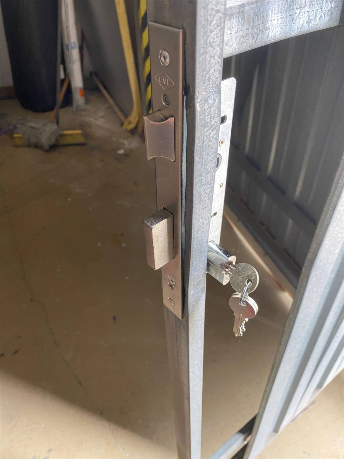 Cerradura de embutir en la puerta peatonal de una nave industrial en Valencia